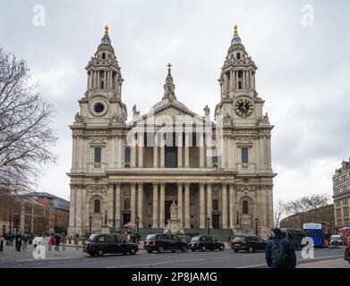 Hauptwestfassade der St Paul's Cathedral vom Ludgate Hill aus gesehen. London, England, Großbritannien Stockfoto