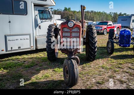 Fort Meade, Florida - 26. Februar 2022: Perspektivische Vorderansicht eines 1959 Ford 961 Dieseltraktors auf einer lokalen Traktormesse. Stockfoto