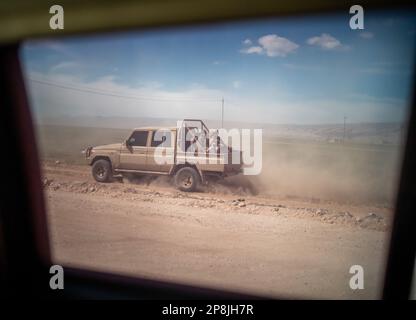 Sindschar, Irak. 09. März 2023. Irakische Soldaten begleiten den Konvoi der Außenministerin Annalena Baerbock (Bündnis 90/die Grünen) während ihres Besuchs im zerstörten Stadtzentrum von Sinjar. Baerbock besucht die nordirakische Stadt Sinjar, die wichtigste Siedlungszone der Yazidis. Der Islamische Staat gilt als verantwortlich für den Völkermord an den Yazidis nach 2014. Kredit: Michael Kappeler/dpa/Alamy Live News Stockfoto