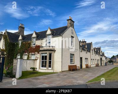 Elgin, Schottland - 8. August 2022: Johnstons of Elgin, auch bekannt als Johnstons Cashmere, stellen Kaschmir und feine Wolltücher, Strickwaren und Stockfoto