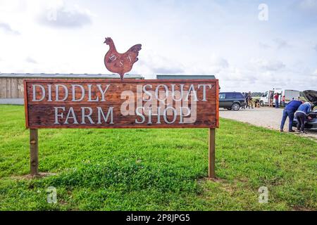 Diddly Squat Farm Shop Schild mit Amazon Filmcrew im Hintergrund Stockfoto