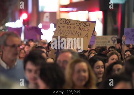 Murcia Spanien - 8 2023. März: Demonstration zum Frauentag, Parade auf der Gran Via Straße in Murcia, wo viele Frauen Gleichheit und Freiheit fordern Stockfoto