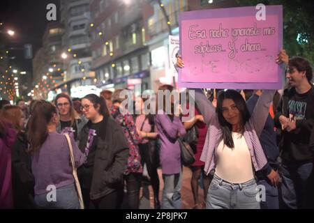 Murcia Spanien - 8 2023. März: Demonstration zum Frauentag, Parade auf der Gran Via Straße in Murcia, wo viele Frauen Gleichheit und Freiheit fordern Stockfoto