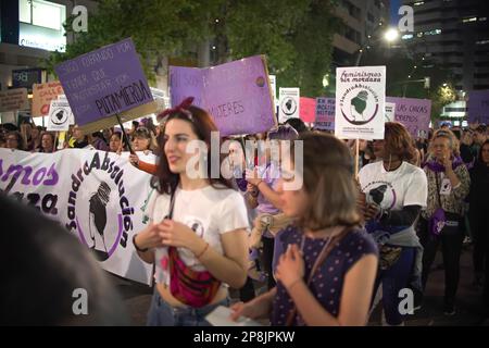 Murcia Spanien - 8 2023. März: Demonstration zum Frauentag, Parade auf der Gran Via Straße in Murcia, wo viele Frauen Gleichheit und Freiheit fordern Stockfoto