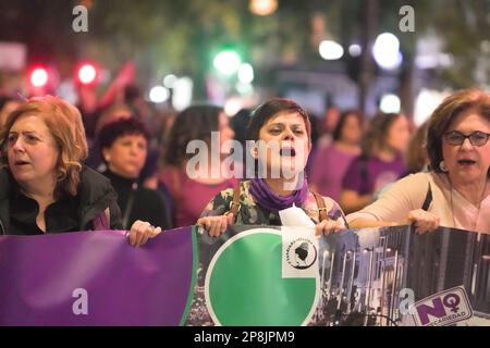 Murcia Spanien - 8 2023. März: Demonstration zum Frauentag, Parade auf der Gran Via Straße in Murcia, wo viele Frauen Gleichheit und Freiheit fordern Stockfoto