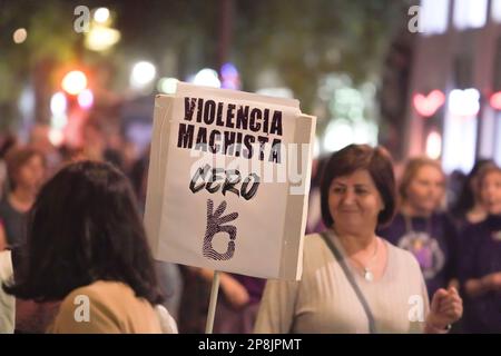 Murcia Spanien - 8 2023. März: Demonstration zum Frauentag, Parade auf der Gran Via Straße in Murcia, wo viele Frauen Gleichheit und Freiheit fordern Stockfoto