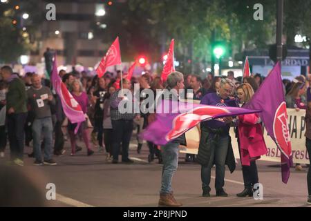 Murcia Spanien - 8 2023. März: Demonstration zum Frauentag, Parade auf der Gran Via Straße in Murcia, wo viele Frauen Gleichheit und Freiheit fordern Stockfoto