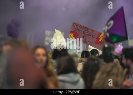 Murcia Spanien - 8 2023. März: Demonstration zum Frauentag, Parade auf der Gran Via Straße in Murcia, wo viele Frauen Gleichheit und Freiheit fordern Stockfoto