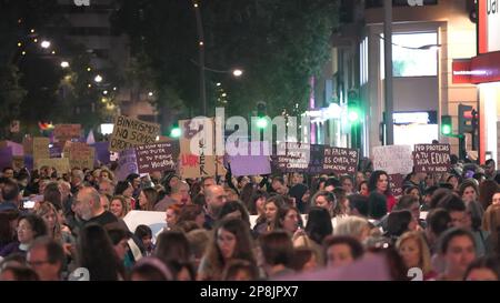 Murcia Spanien - 8 2023. März: Demonstration zum Frauentag, Parade auf der Gran Via Straße in Murcia, wo viele Frauen Gleichheit und Freiheit fordern Stockfoto