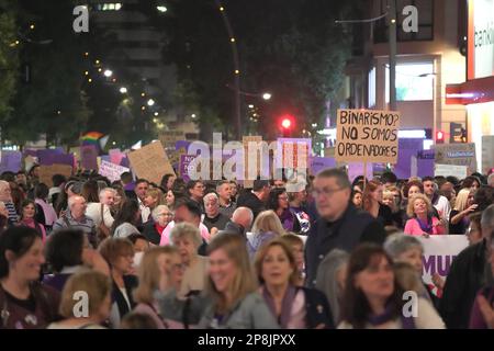 Murcia Spanien - 8 2023. März: Demonstration zum Frauentag, Parade auf der Gran Via Straße in Murcia, wo viele Frauen Gleichheit und Freiheit fordern Stockfoto