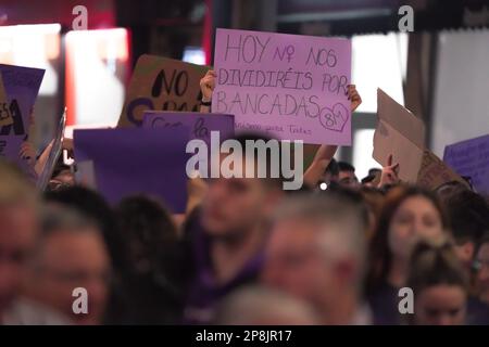 Murcia Spanien - 8 2023. März: Demonstration zum Frauentag, Parade auf der Gran Via Straße in Murcia, wo viele Frauen Gleichheit und Freiheit fordern Stockfoto