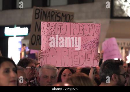 Murcia Spanien - 8 2023. März: Demonstration zum Frauentag, Parade auf der Gran Via Straße in Murcia, wo viele Frauen Gleichheit und Freiheit fordern Stockfoto