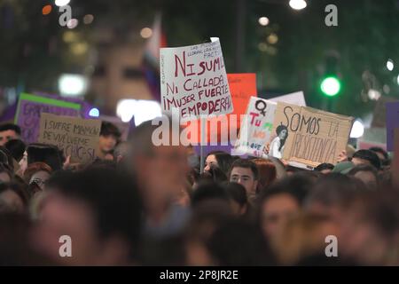 Murcia Spanien - 8 2023. März: Demonstration zum Frauentag, Parade auf der Gran Via Straße in Murcia, wo viele Frauen Gleichheit und Freiheit fordern Stockfoto