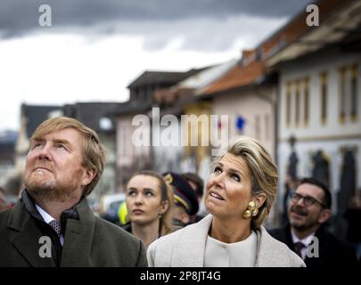 SPISSKA SOBOTA - König Willem-Alexander und Königin Maxima besuchen den Marktplatz in der historischen Stadt SPI?sk‡ Sobota am dritten Tag des dreitägigen Staatsbesuchs in der Slowakei. ANP REMKO DE WAAL niederlande raus - belgien raus Stockfoto