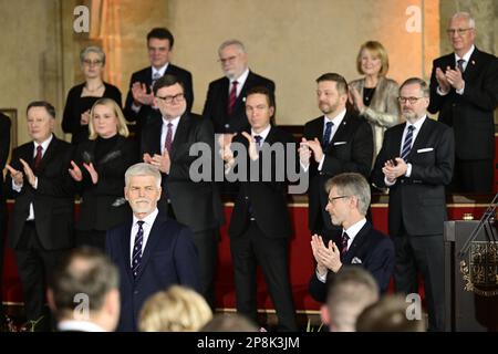 Prag, Tschechische Republik. 09. März 2023. Eine gemeinsame Sitzung der beiden Häuser des tschechischen Parlaments im Wladislav-Saal der Prager Burg, bei der der neu gewählte Präsident Petr Pavel am 9. März 2023 den Amtseid ablegen wird. Auf dem Foto legte der neu gewählte Präsident Petr Pavel, links, den Amtseid in den Händen von Senatspräsident Milos Vystrcil (ODS) ab. Kredit: Roman Vondrous/CTK Photo/Alamy Live News Stockfoto