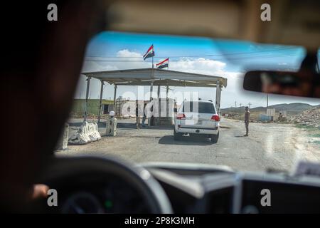 Sindschar, Irak. 09. März 2023. Der Konvoi mit dem Außenminister Annalena Baerbock (Bündnis 90/die Grünen) fährt in gepanzerten Fahrzeugen durch einen irakischen Kontrollpunkt auf dem Weg nach Sinjar. Baerbock besucht die nordirakische Stadt Sinjar, die wichtigste Siedlungszone der Yazidis. Der Islamische Staat gilt als verantwortlich für den Völkermord an den Yazidis nach 2014. Kredit: Michael Kappeler/dpa/Alamy Live News Stockfoto