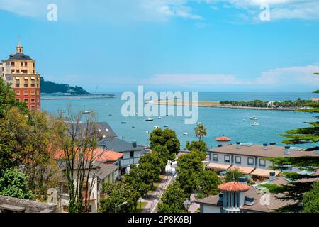 Ein Blick auf die Mündung des Bidassoa Flusses aus Hondarribia, Spanien, und die Bucht von Txingudi im Atlantik und Hendaye, Frankreich, im Stockfoto