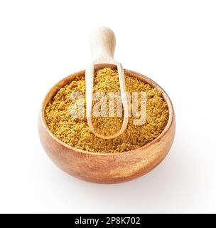 Currypulver in einer Holzschüssel mit isolierter Schaufel auf weißem Hintergrund und Schneideweg Stockfoto