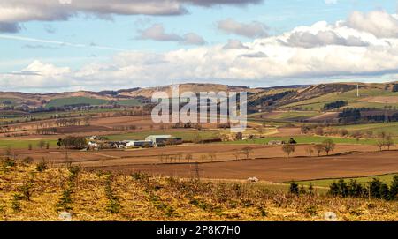 Dundee, Tayside, Schottland, Großbritannien. 9. März 2023. UK Weather: Nordostschottland erlebt Frühlingswetter, aber es ist sehr kalt, mit Temperaturen um die 3°C. Ein malerischer Landschaftsblick auf das Strathmore Valley, Sidlaw Hills und die umliegende Landschaft im ländlichen Dundee im März Sonnenschein. Kredit: Dundee Photographics/Alamy Live News Stockfoto