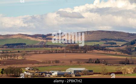 Dundee, Tayside, Schottland, Großbritannien. 9. März 2023. UK Weather: Nordostschottland erlebt Frühlingswetter, aber es ist sehr kalt, mit Temperaturen um die 3°C. Ein malerischer Landschaftsblick auf das Strathmore Valley, Sidlaw Hills und die umliegende Landschaft im ländlichen Dundee im März Sonnenschein. Kredit: Dundee Photographics/Alamy Live News Stockfoto