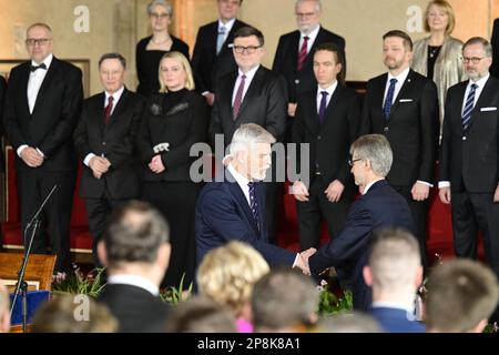 Prag, Tschechische Republik. 09. März 2023. Eine gemeinsame Sitzung der beiden Häuser des tschechischen Parlaments im Wladislav-Saal der Prager Burg, bei der der neu gewählte Präsident Petr Pavel am 9. März 2023 den Amtseid ablegen wird. Auf dem Foto legte der neu gewählte Präsident Petr Pavel, links, den Amtseid in den Händen von Senatspräsident Milos Vystrcil (ODS) ab. Kredit: Roman Vondrous/CTK Photo/Alamy Live News Stockfoto