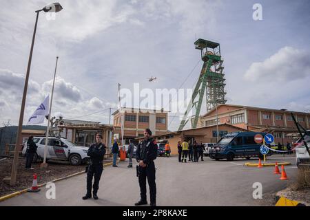 Barcelona, Barcelona, Spanien. 9. März 2023. 3 junge Arbeiter sind nach einem Erdrutsch in einem Kalibergwerk in SÃºria gefangen. Die Leichen der jungen Leute sind 900 Meter unter der Erde. (Kreditbild: © Marc Asensio Clupes/ZUMA Press Wire) NUR REDAKTIONELLE VERWENDUNG! Nicht für den kommerziellen GEBRAUCH! Kredit: ZUMA Press, Inc./Alamy Live News Stockfoto