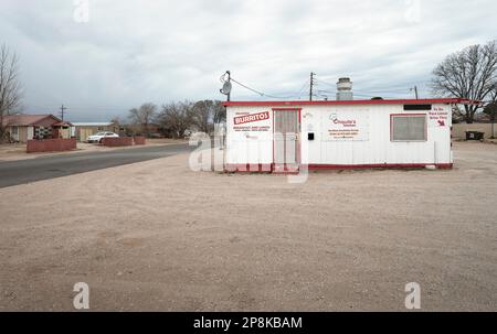 Hobbs, New Mexico, USA – 19. Februar 2023: Blick von außen auf Chiquita's Kitchen, ein Drive-in-Restaurant Stockfoto