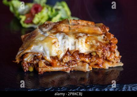 Lasagne Auf Schwarzem Schiefer Stockfoto