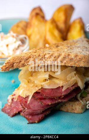 Reuben Sandwich auf einem Teller mit Pommes Frites Stockfoto