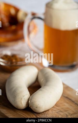 Bayerische Weißwürste mit Brezel Stockfoto