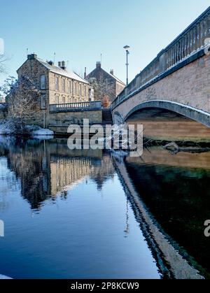 Im Winter bietet sich ein verschneiter Blick auf die Oldgate Bridge über dem Wansbeck im Carlisle Park, Morpeth, Northumberland Stockfoto