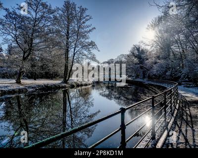 Eine Schneeszene des Flusses Wansbeck in Carlisle Park, Morpeth, Northumberland. Stockfoto