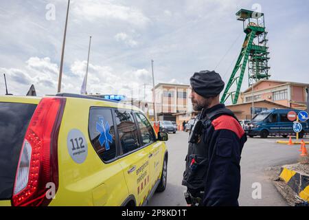 Barcelona, Barcelona, Spanien. 9. März 2023. 3 junge Arbeiter sind nach einem Erdrutsch in einem Kalibergwerk in SÃºria gefangen. Die Leichen der jungen Leute sind 900 Meter unter der Erde. (Kreditbild: © Marc Asensio Clupes/ZUMA Press Wire) NUR REDAKTIONELLE VERWENDUNG! Nicht für den kommerziellen GEBRAUCH! Kredit: ZUMA Press, Inc./Alamy Live News Stockfoto