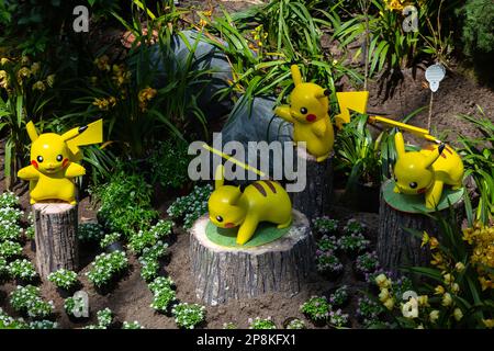 Die Pokemon-Figur Pikachu posiert im Blumendom in Gardens by the Bay, Singapur. Stockfoto