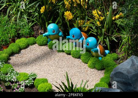 Pokemon-Figuren Eichhörnchen posieren im Flower Dome in Gardens by the Bay, Singapur. Stockfoto