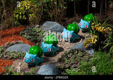 Pokemon-Figuren Bulbasaur posieren im Flower Dome in Gardens by the Bay, Singapur. Stockfoto