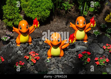 Pokemon Charmander posieren im Flower Dome in Gardens by the Bay, Singapur. Stockfoto