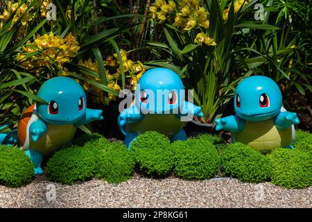 Pokemon-Figuren Eichhörnchen posieren im Flower Dome in Gardens by the Bay, Singapur. Stockfoto