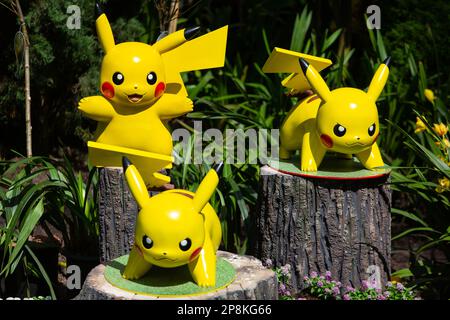 Pokemon-Figur Pikachu posiert im Blumendom in Gardens by the Bay, Singapur Stockfoto