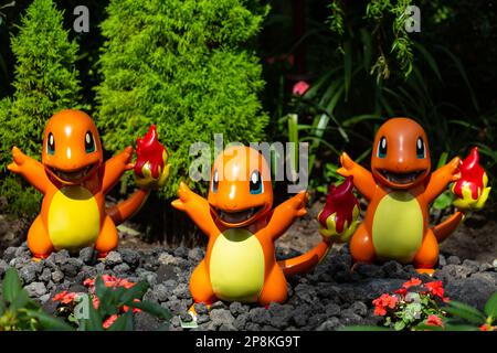 Pokemon Charmander posieren im Flower Dome in Gardens by the Bay, Singapur. Stockfoto