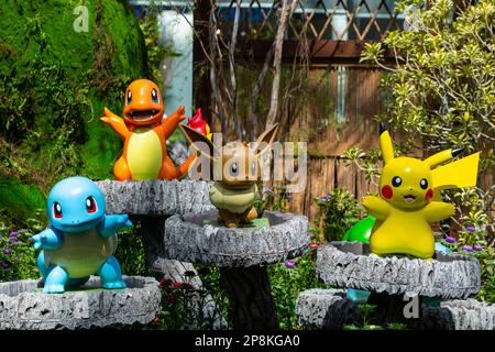 Pokemon-Figuren, die sich im Flower Dome in Gardens by the Bay, Singapur, postieren. Stockfoto