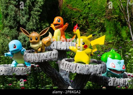 Pokemon-Figuren, die sich im Flower Dome in Gardens by the Bay, Singapur, postieren. Stockfoto