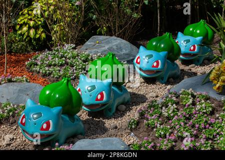 Pokemon-Figuren Bulbasaur posieren im Flower Dome in Gardens by the Bay, Singapur. Stockfoto