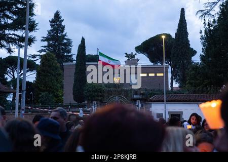 Rom, Italien. 08. März 2023. Candle-Light-Mahnwache in Solidarität mit den Frauen der Welt vor der iranischen Botschaft in Rom (Foto von Matteo Nardone/Pacific Press) Kredit: Pacific Press Media Production Corp./Alamy Live News Stockfoto