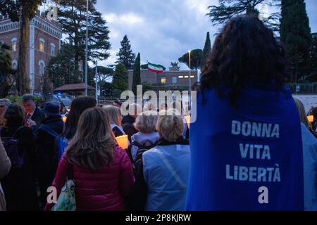 Rom, Italien. 08. März 2023. Candle-Light-Mahnwache in Solidarität mit den Frauen der Welt vor der iranischen Botschaft in Rom (Foto von Matteo Nardone/Pacific Press) Kredit: Pacific Press Media Production Corp./Alamy Live News Stockfoto