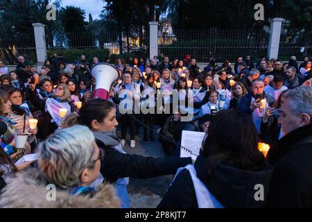 Rom, Italien. 08. März 2023. Candle-Light-Mahnwache in Solidarität mit den Frauen der Welt vor der iranischen Botschaft in Rom (Foto von Matteo Nardone/Pacific Press) Kredit: Pacific Press Media Production Corp./Alamy Live News Stockfoto