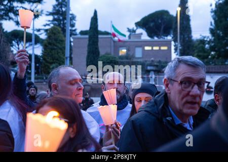 Rom, Italien. 08. März 2023. Candle-Light-Mahnwache in Solidarität mit den Frauen der Welt vor der iranischen Botschaft in Rom (Foto von Matteo Nardone/Pacific Press) Kredit: Pacific Press Media Production Corp./Alamy Live News Stockfoto