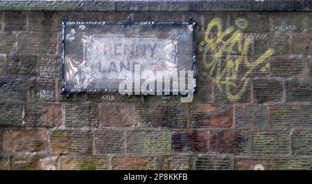 Ein Original-Schild von Penny Lane, an der Wand gemalt und in Liverpool mit Plastik geschützt Stockfoto