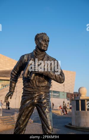 Eine vertikale Aufnahme der wunderschönen Statue von Captain Frederick John Walker auf einem Pier in Liverpool Stockfoto