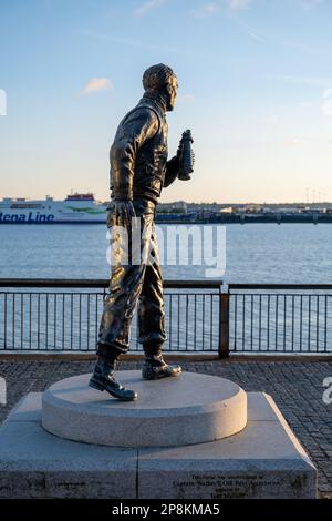 Eine vertikale Aufnahme der wunderschönen Statue von Captain Frederick John Walker auf einem Pier in Liverpool Stockfoto